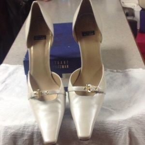 NEVER WORN Stuart Weitzman bone leather heels